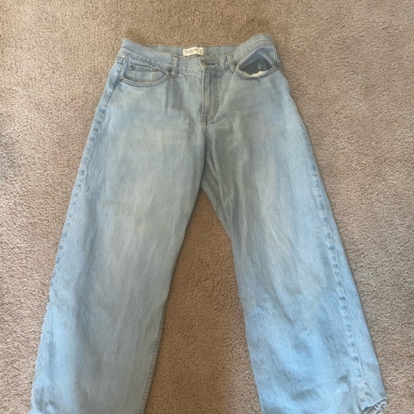 Abercrombie & Fitch Curve Love Low Rise Ultra Loose Light Wash Jeans(SHORT)!!! - Picture 2 of 4